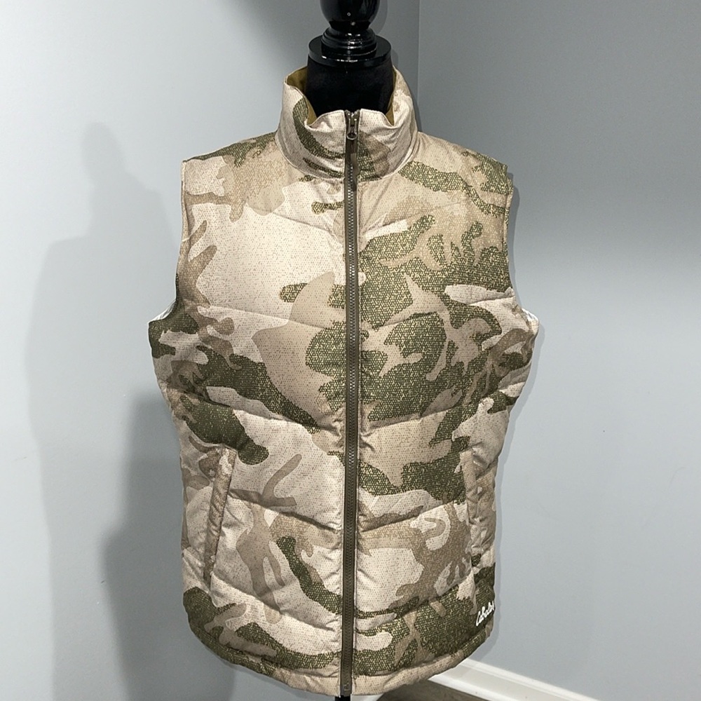 Cabela's For Women camouflage pattern Puffer Vest size Medium Outdoors hunting